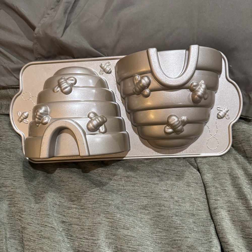 Nordic Ware 3D Beehive Cake Mold 10 Cup Cast Aluminum Pan Bee Hive USA MADE